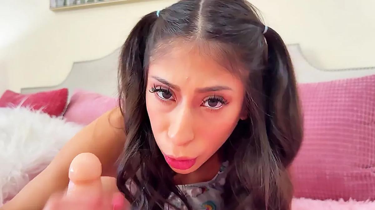 Вафлистка учится делать минет