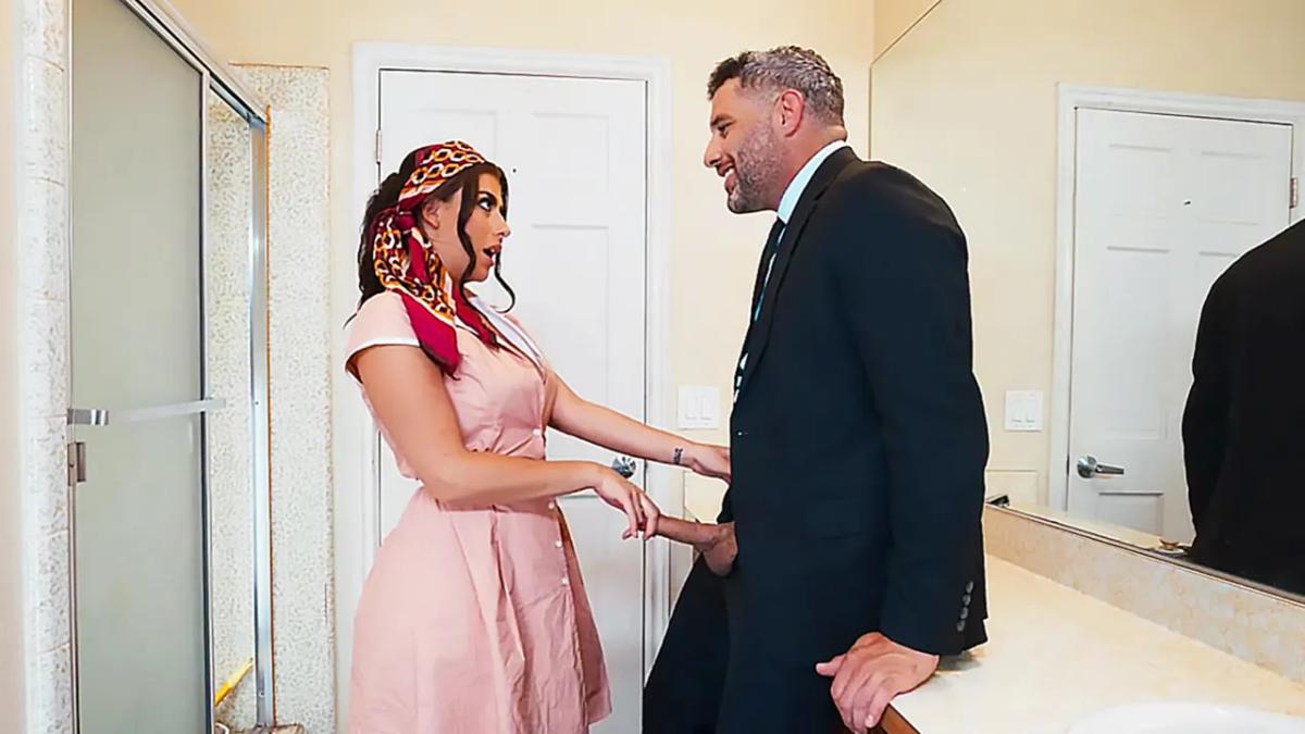 Горничная дала в попку богатому постояльцу