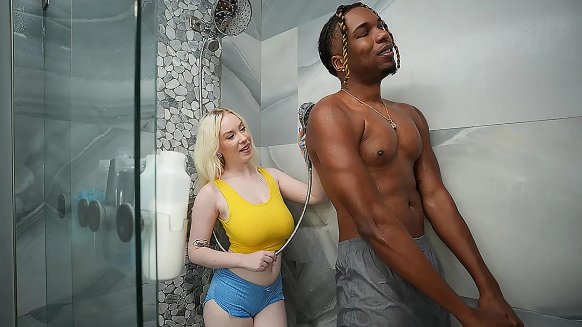 Gigi Sweets сиськами соблазнила негра