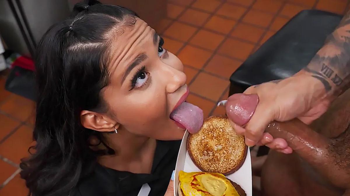 Пробует сперму в кафешке