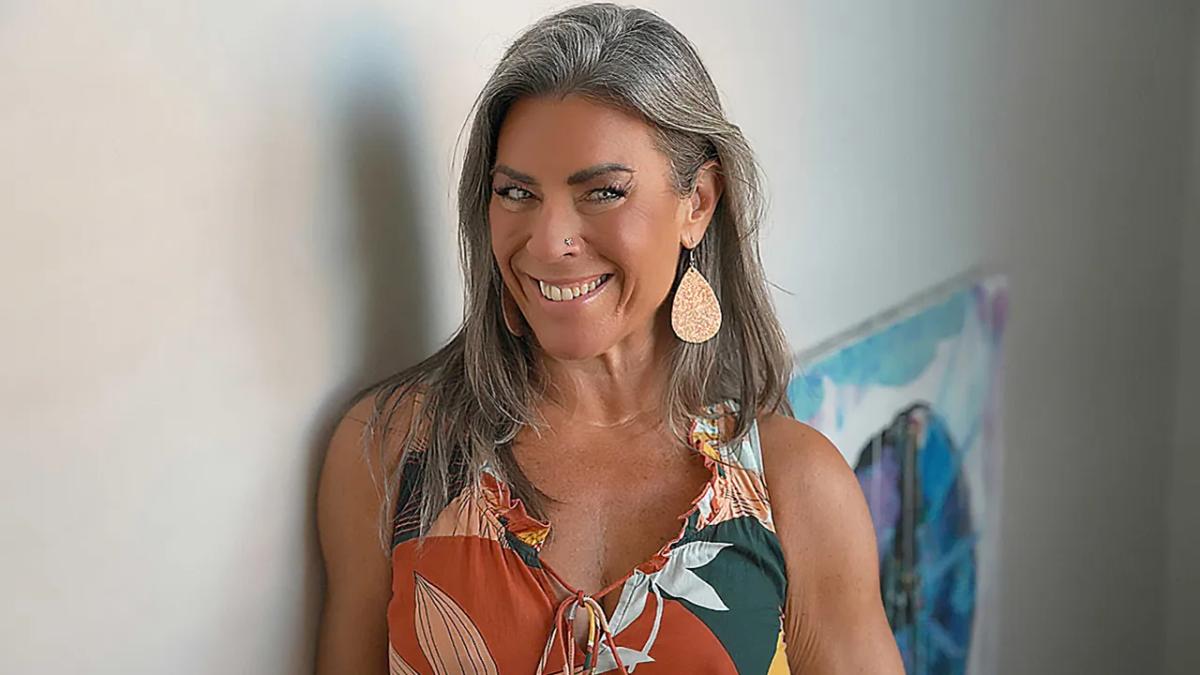 Athena West оказалась на черном стволе