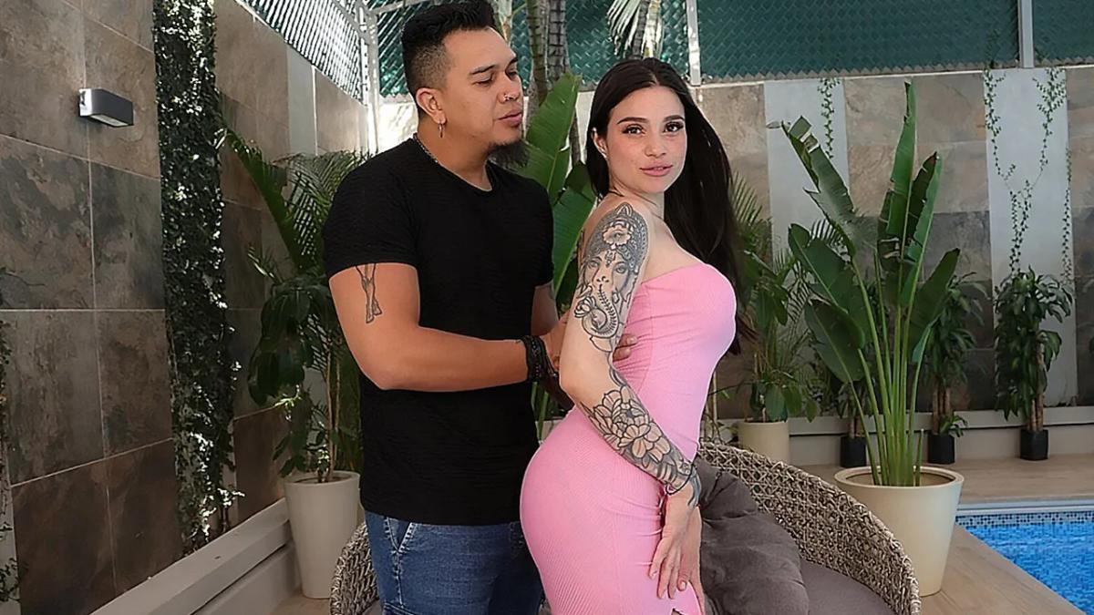 Пробует сперму у бассейна