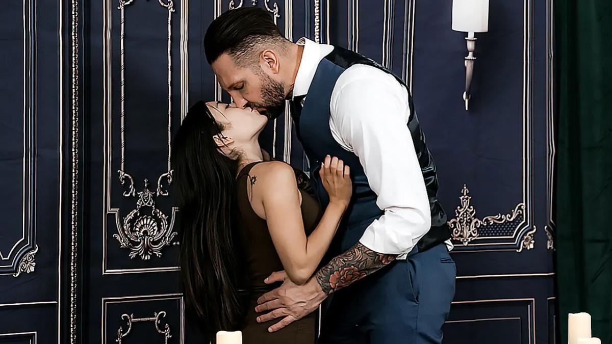 Ебет на ужине при свечах